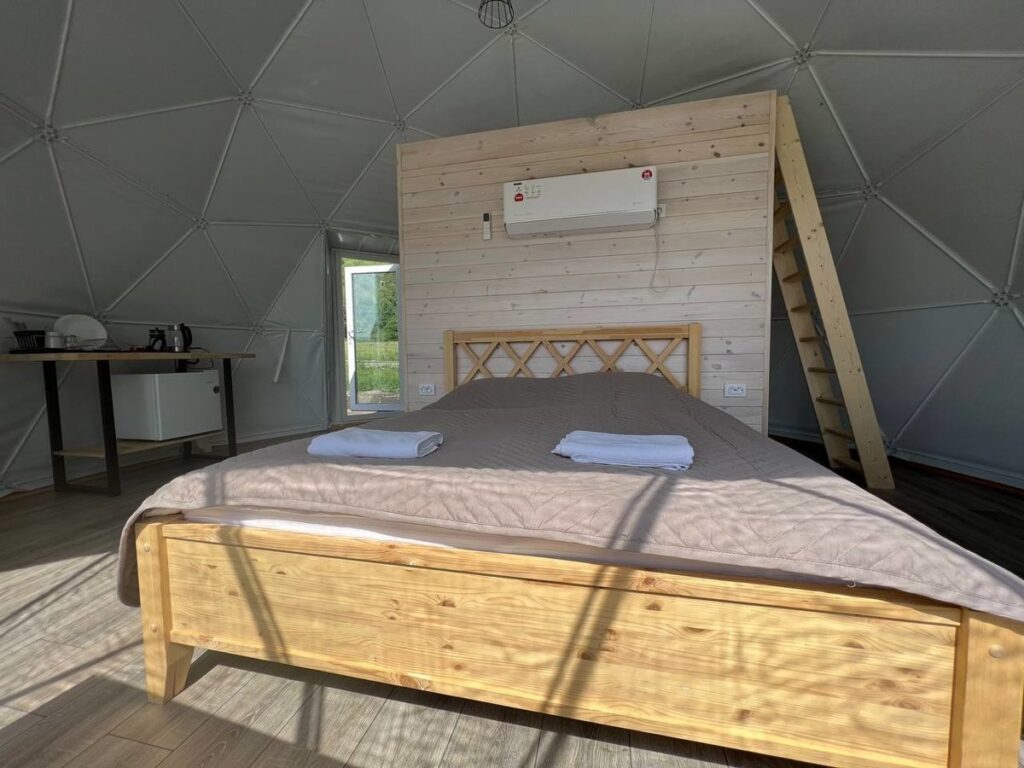 Купол с панорамным окном и террасой, 4 одинаковых купола до 3 гостей: кровать и антресоль
