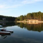 База отдыха Синеморье в Караканском бору, общий вид: залив и лодочная станция