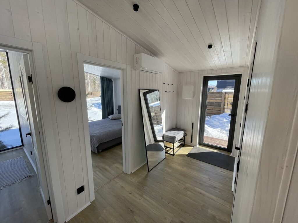 Barn House Glass №8 с остеклённым фасадом до 6 гостей, Парк-отель «Дача» в Верхнем Дуброво: вид через дом на участок