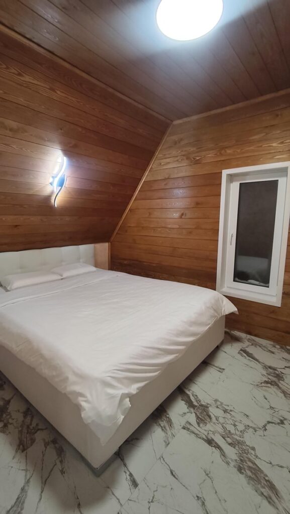 Большой New A-Frame 84 м² с фурако на террасе до 8 гостей, Деревня VOKSI в Черноисточинске: спальня