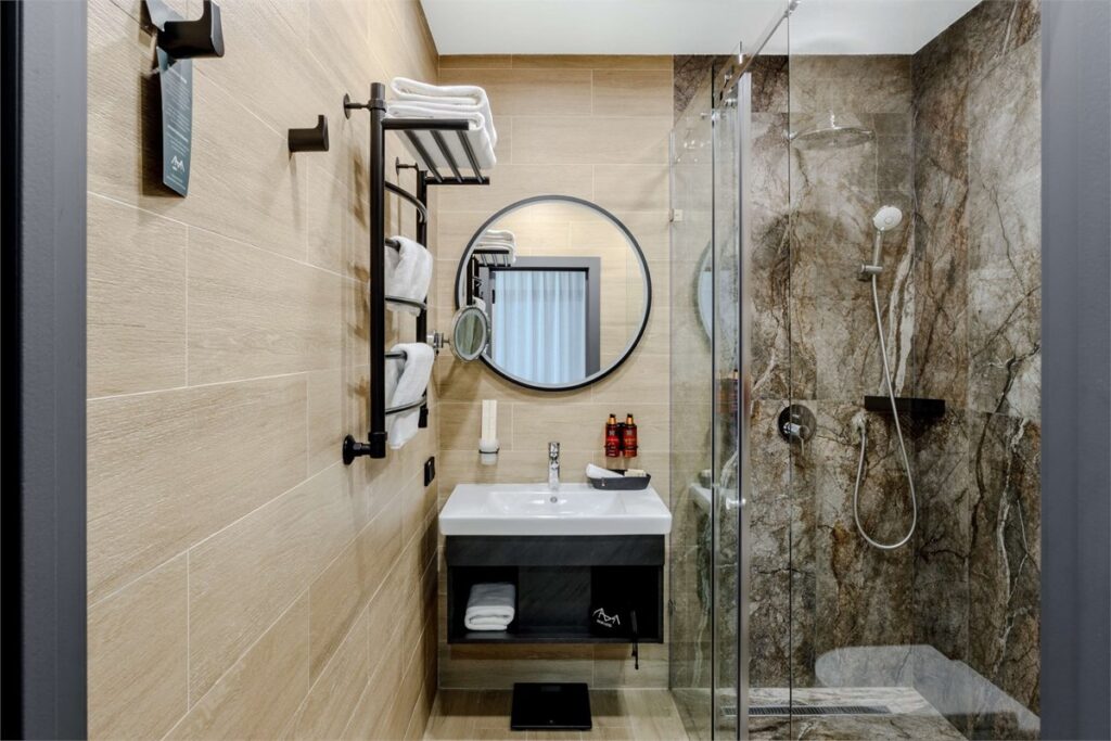 Вилла Deluxe с террасой 90 м² и видом на горы до 4 гостей, Mairi Park Hotel в Романтике: душевая