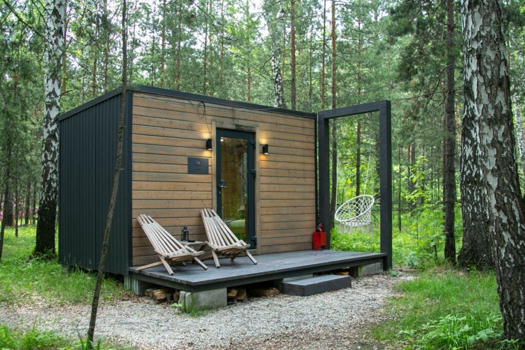 Компактный домик TÄLLY или MÖKKI 12,5 м² на двоих: терраса с креслами