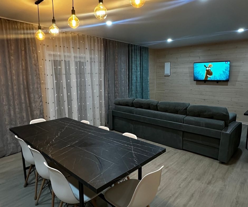 Коттедж Family 130 м² с русской баней до 8 гостей: гостиная с большим диваном