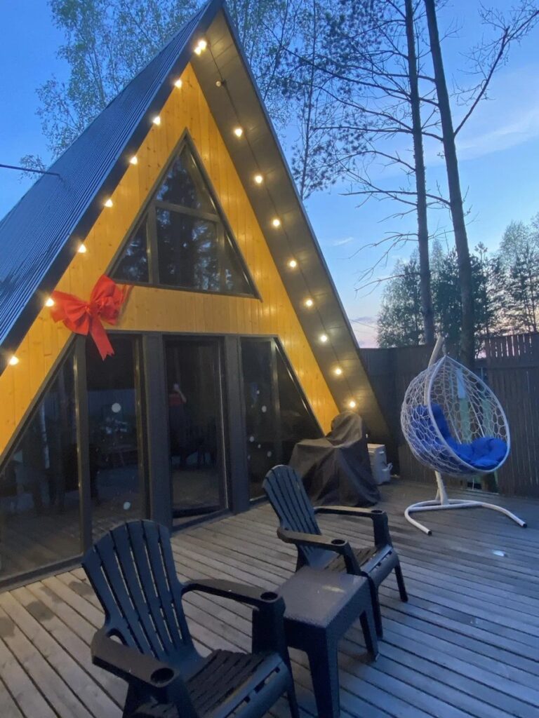 A-frame дом с сауной и печью-камином до 4 гостей, таких дома два: терраса с креслами вечером