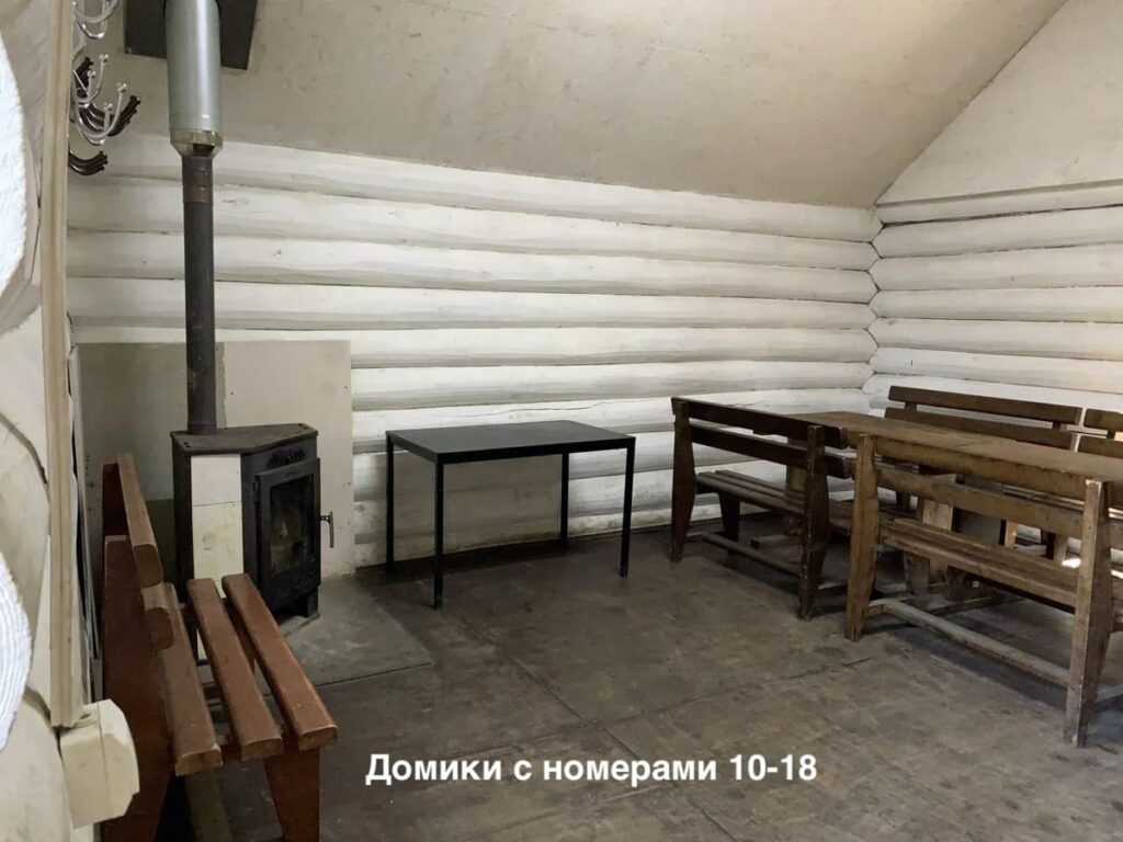 Тёплый домик с камином и мангалом до 30 человек, 9 одинаковых, Семейный парк «Карасики» на Шарташе: печь-камин и стол