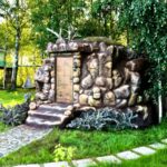 Пещера Гингемы с авторским интерьером до 3 гостей: вход в каменную пещеру