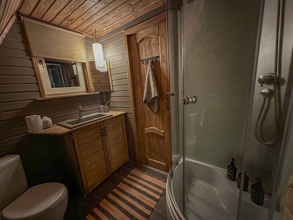 A-frame 45 м² со своим санузлом до 4 гостей, три домика в лесу: санузел с душем