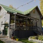 База отдыха Соколки на Волге, общий вид: деревянный дом с террасой