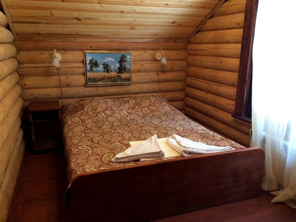 Бревенчатый коттедж «Богатырь» до 8 гостей, Турбаза «Чусовая»: спальня с картиной