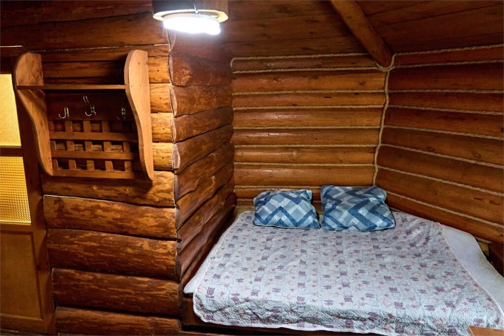 Малый алтайский аил с печью до 3 гостей, База отдыха «Тихий Берег» в Баранголе: кровать под скатом