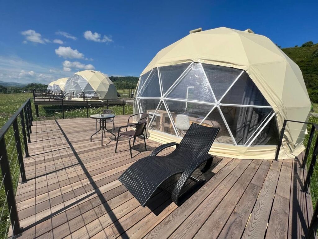 Купол с панорамным окном и террасой, 4 одинаковых купола до 3 гостей: терраса с шезлонгом
