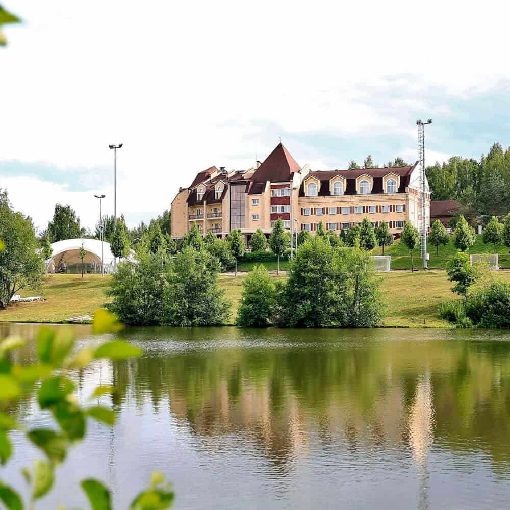 Свадебный шатёр у озера до 140 гостей: белый шатёр на берегу озера