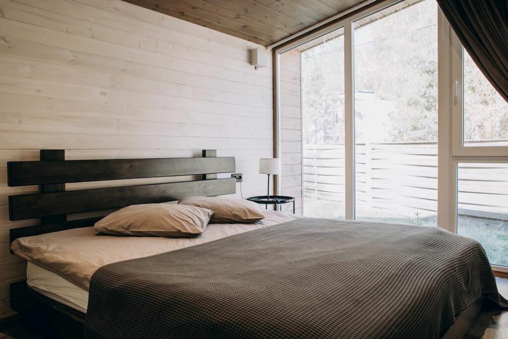 Barn House №1 с крытой террасой до 6 гостей, Парк-отель «Дача» в Верхнем Дуброво: вторая спальня