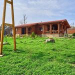 Эко-база Формула отдыха в Крепостной, общий вид: территория с качелями