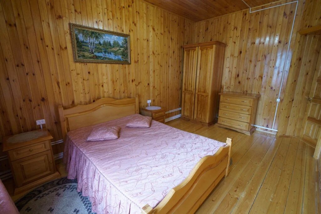 Двухэтажный коттедж 125 м² с камином и кухней до 10 гостей: спальня с картиной