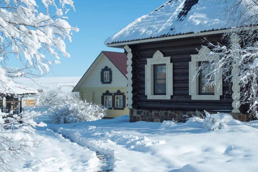 Два дома «Люкс» из сосны-кругляка 58 м² до 4 гостей: резные наличники зимой