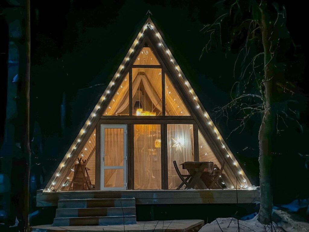 A-frame 45 м² со своим санузлом до 4 гостей, три домика в лесу: A-frame с гирляндой ночью