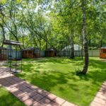 Family Club BISEROVO на Бисеровском озере, общий вид: газон между беседками