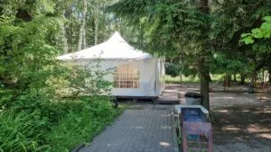Мини-шатёр «Лес» на лесной поляне с зоной барбекю до 25 гостей