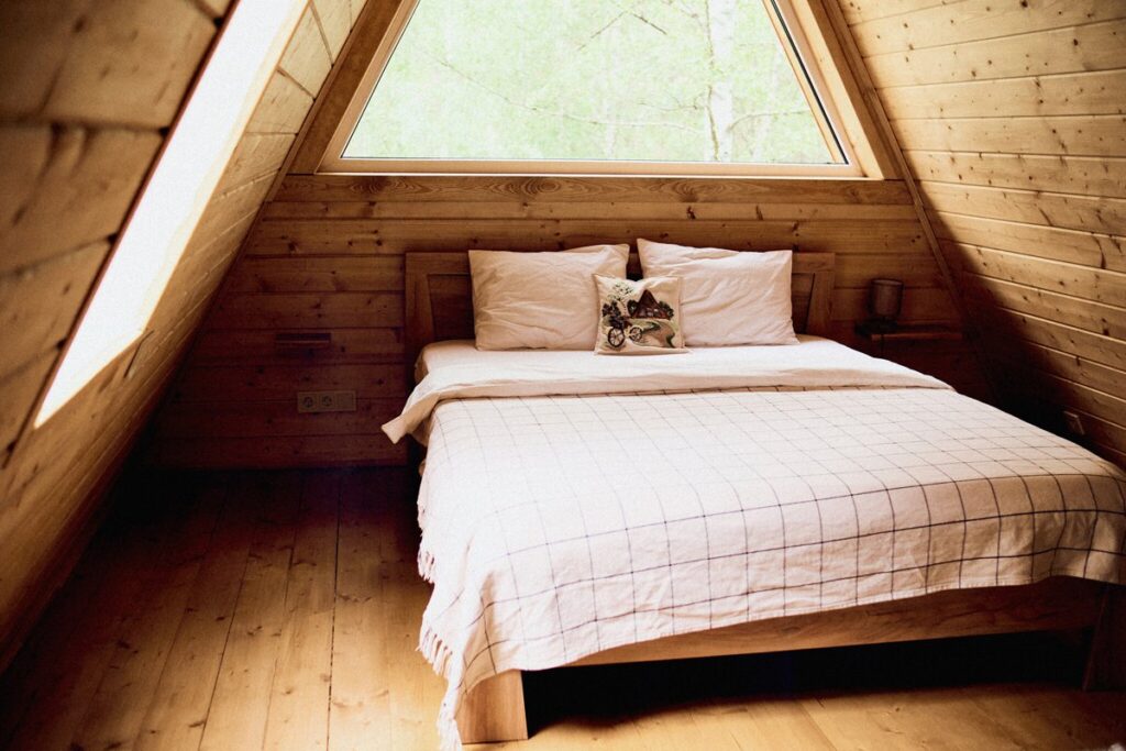Большой A-frame дом 90 м² с двумя спальнями и проектором до 4 гостей: спальня с треугольным окном
