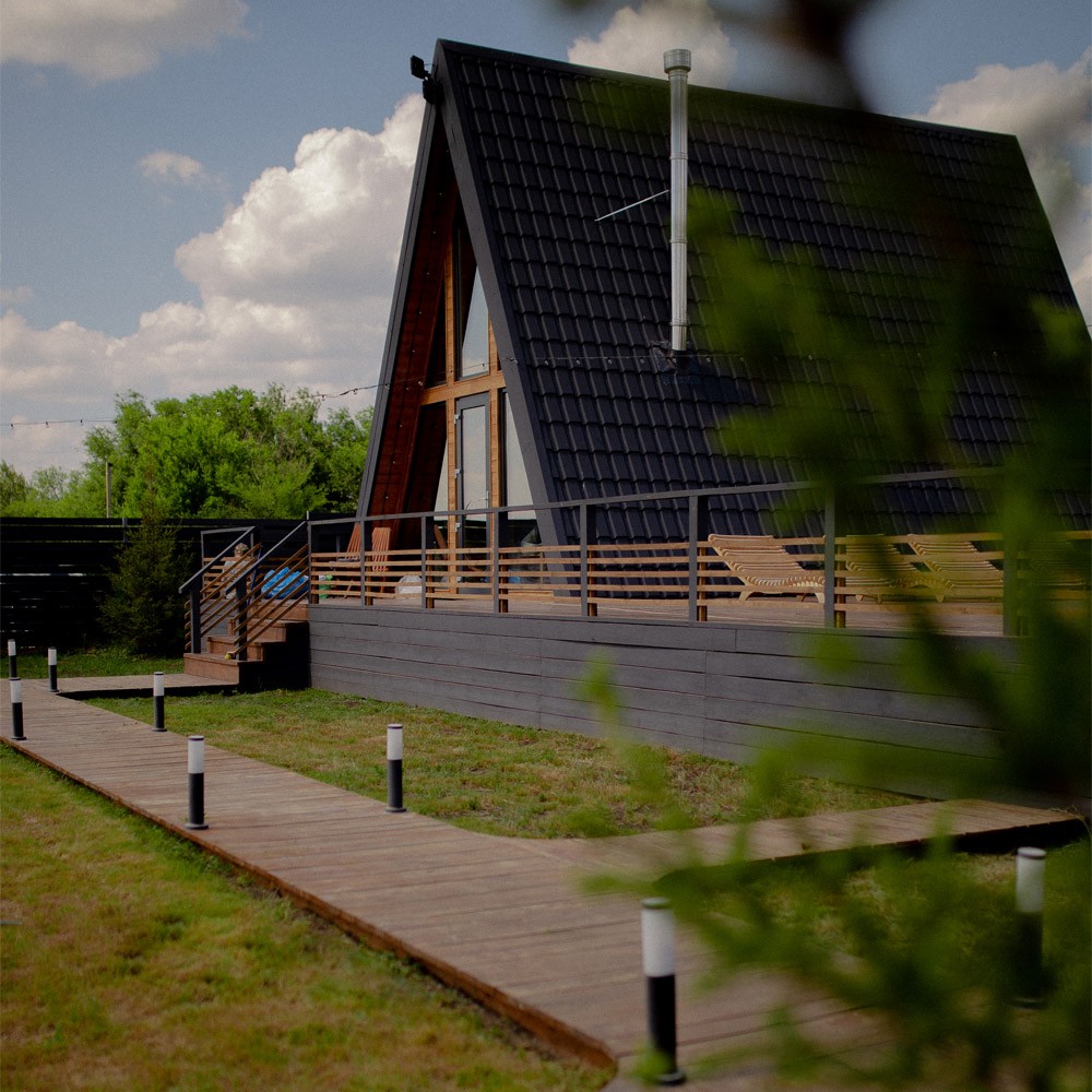 Дом A-Frame «Серый» с баней, чаном и бассейном до 6 гостей: дом A-Frame и терраса