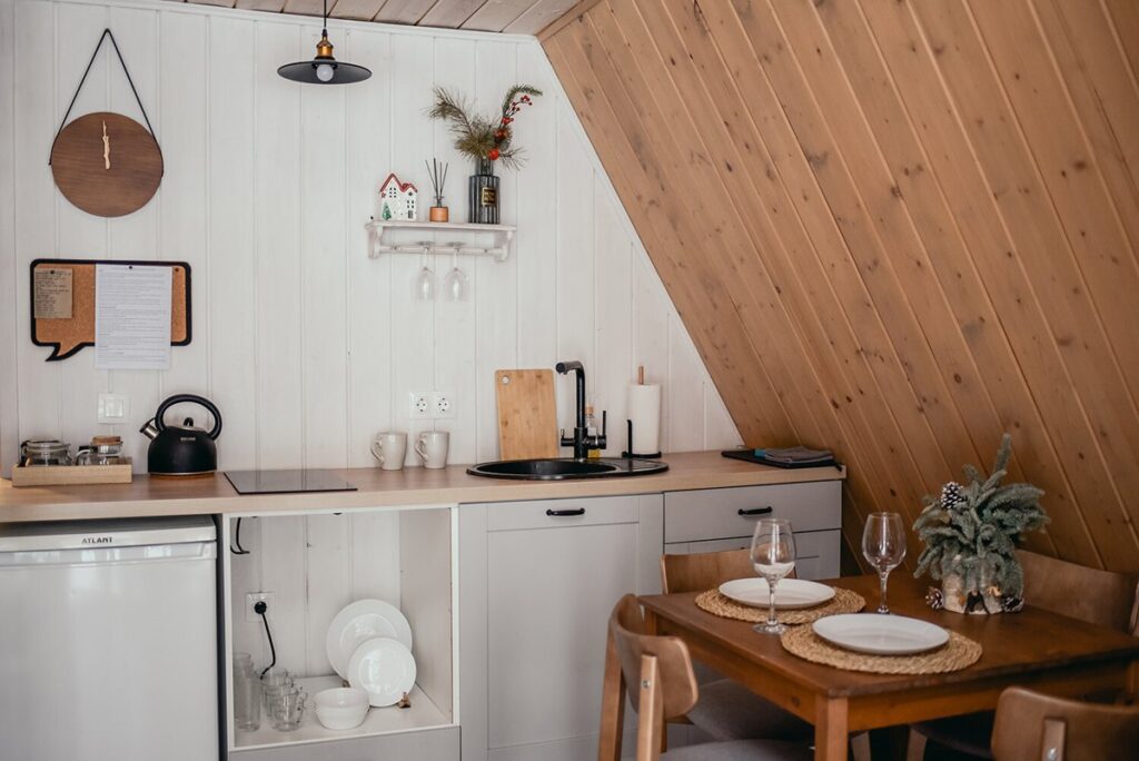 Маленький A-frame дом 36 м² с подвесным креслом, шесть одинаковых, до 4 гостей: кухонный уголок