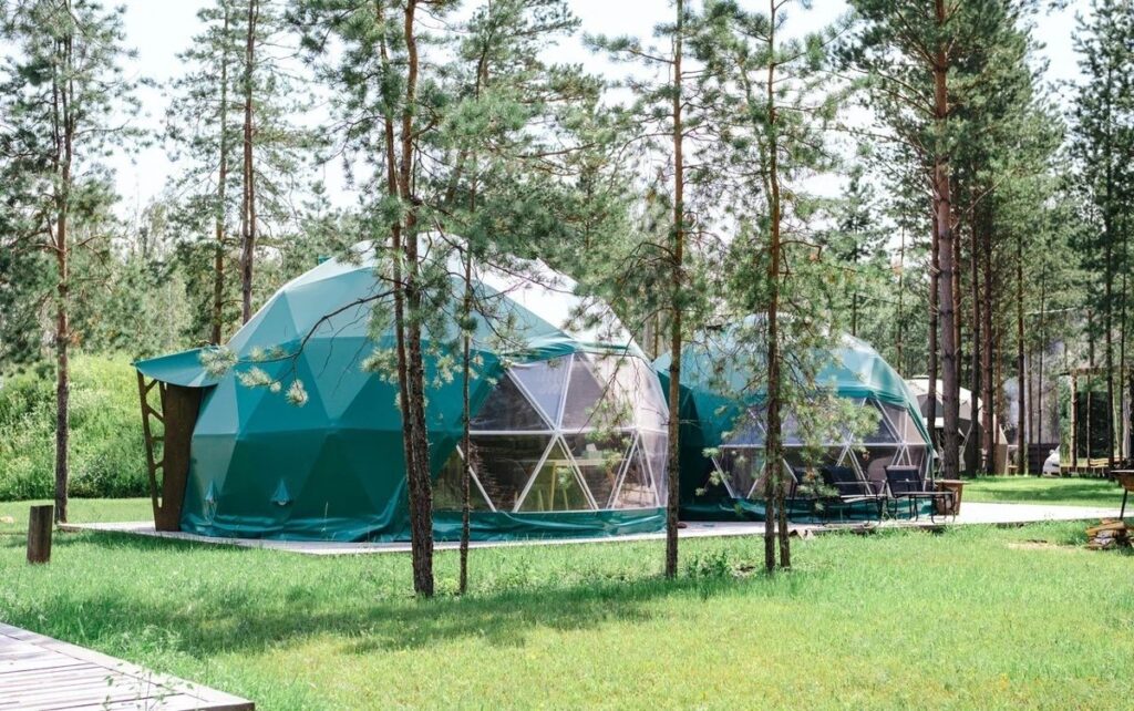 Сфера «Семейная» 53 м² с двумя комнатами до 4 гостей: сфера с террасой на поляне