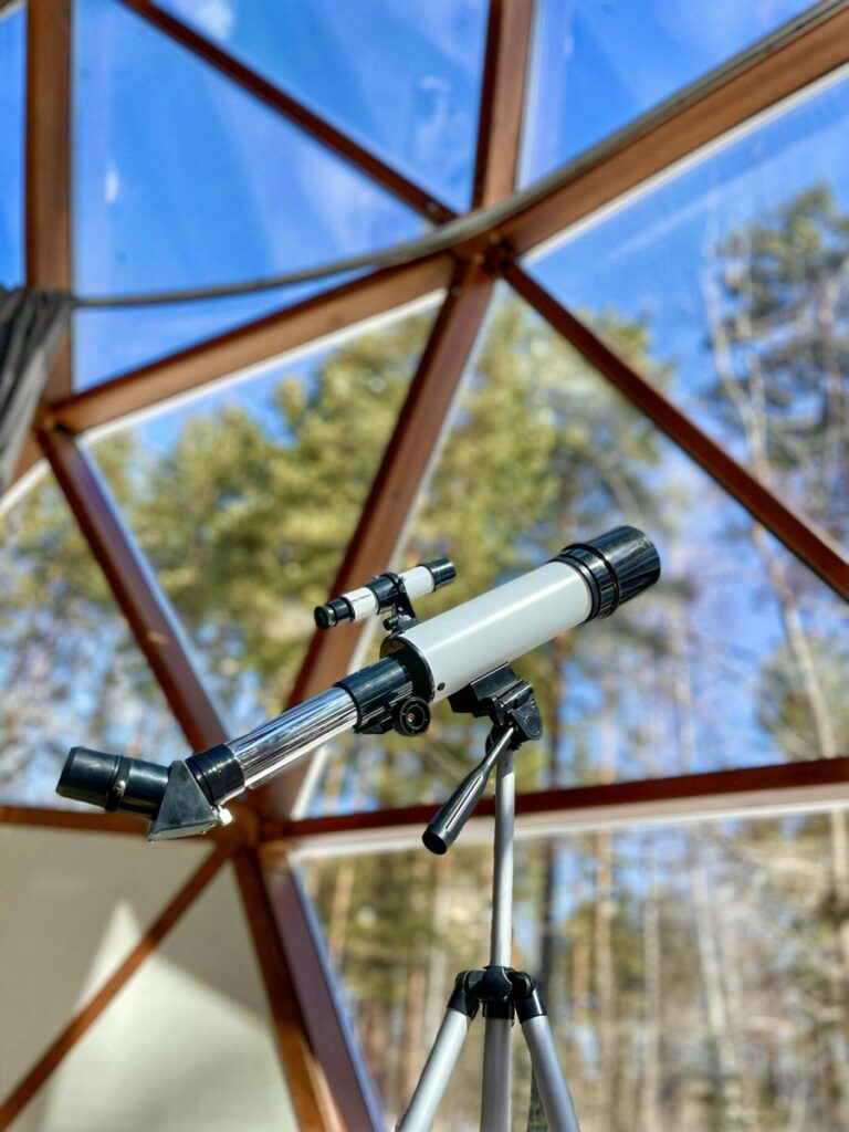 Стеклянный купол SFERA 360 с печью-камином до 4 гостей: телескоп у стекла