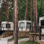 Дом-контейнер с панорамным окном и террасой до 4 гостей: дома-контейнеры в сосновом бору