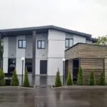 Три одинаковых коттеджа 300 м² с баней и бассейном до 12 гостей: коттедж с улицы