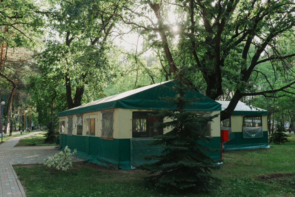 Зелёный павильон-шатёр для праздника до 50 гостей: павильон среди елей