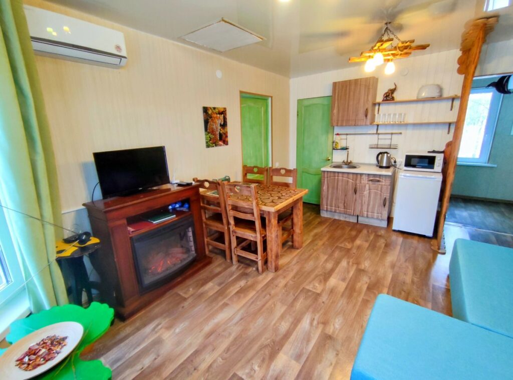 Дом летучих обезьян на дереве 50 м² до 6 гостей: кухонный уголок и стол