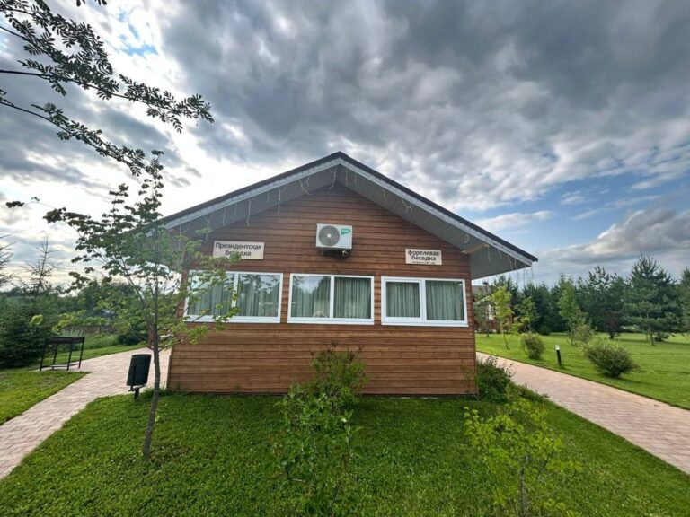 Панорамная «Форелевая» беседка 72 м² на берегу пруда до 35 гостей