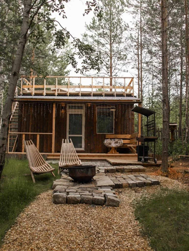 Хижина на двоих с террасой на крыше, A-frame домики Forest Tale в Дегтярске: хижина и костровая зона