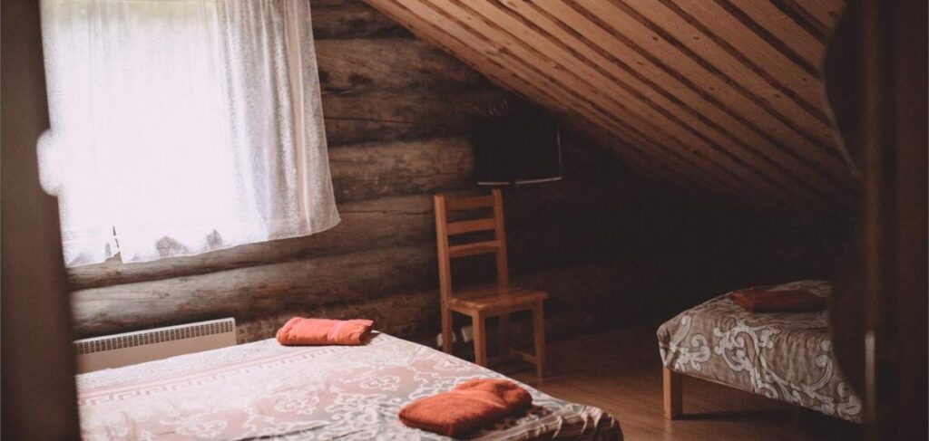 Коттедж «Сказка» с пятью спальнями до 13 гостей, База отдыха «Карелия Медвежка»: мансардная спальня