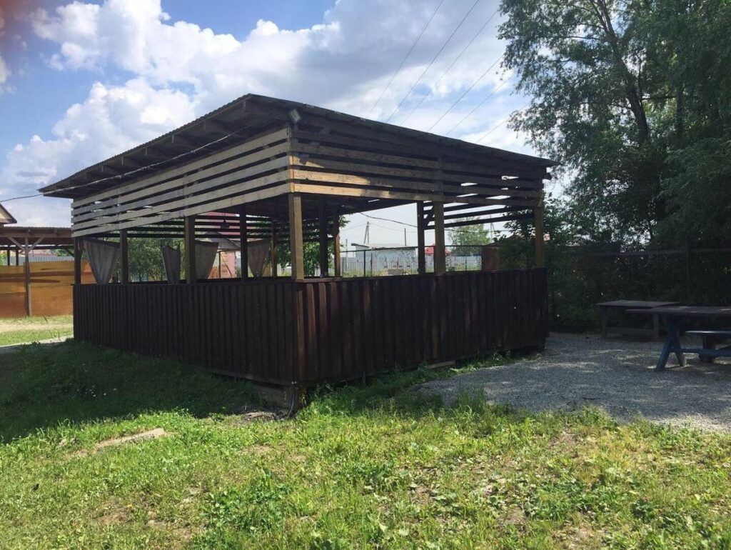 Корпоративная беседка-павильон со шторами до 40 гостей: беседка на лужайке
