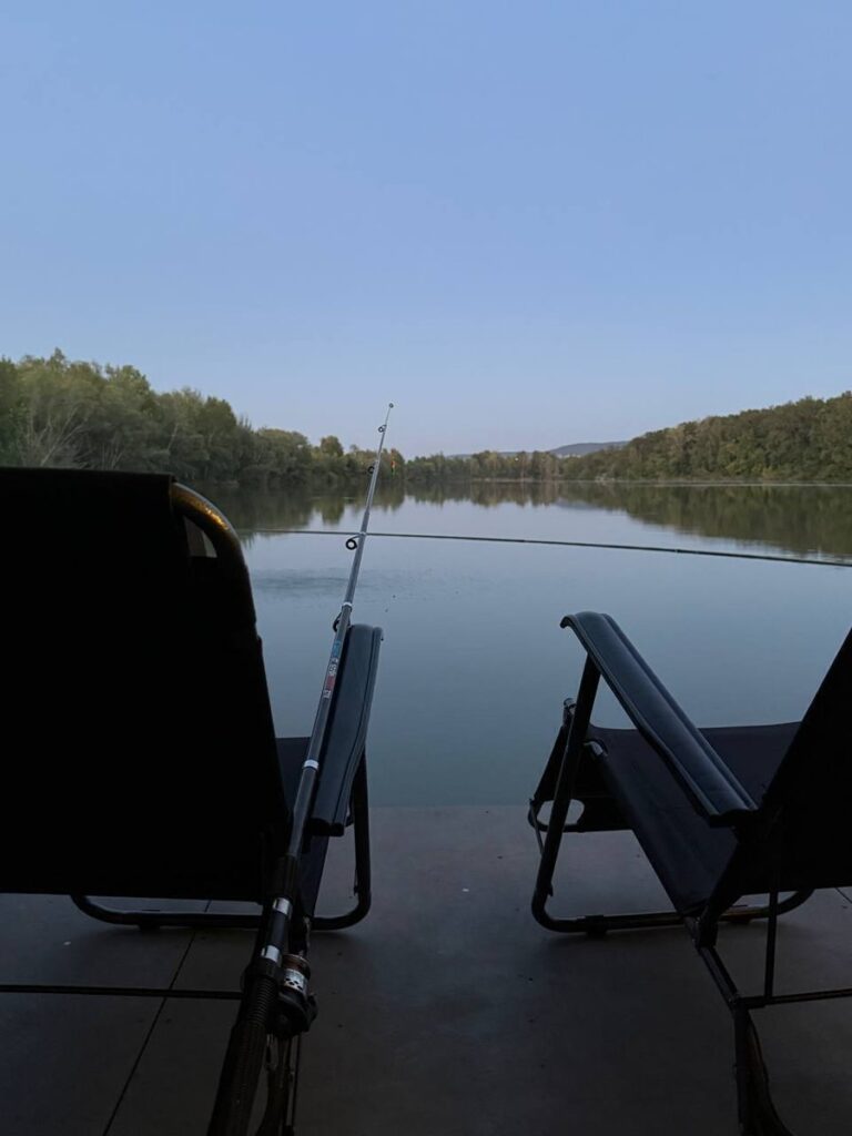 Два зеркальных дома на воде с чаном до 4 гостей: кресла на веранде у воды