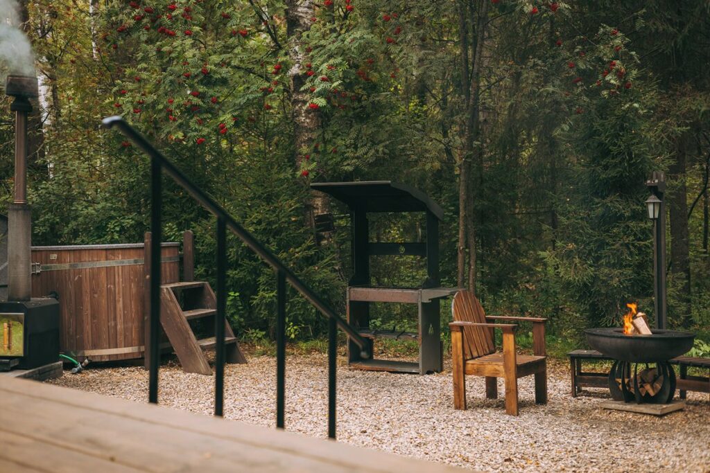 Треугольный A-frame 45 м² с купелью и гриль-очагом, четыре одинаковых, до 4 гостей: терраса и купель