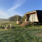 Dacha GRACH на Протве у Боровска, общий вид: дом на лугу над рекой
