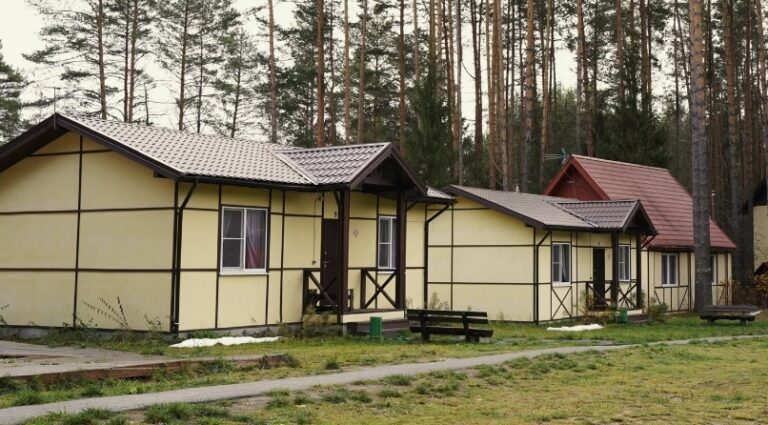 Коттедж «Кантри» с тремя спальнями и питанием, 2 одинаковых дома до 9 гостей