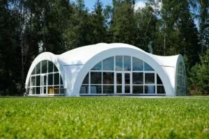 Остеклённый арочный шатёр «Лесной» в соснах до 80 гостей