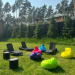 Otrada Holiday Village в Кудряшовском бору, общий вид: лужайка с лежаками