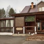 Загородный клуб Берлога под Кировградом, общий вид: главный корпус клуба