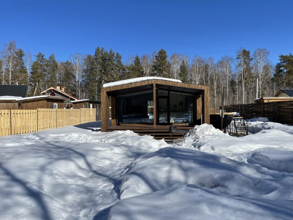 Barn House Glass №8 с остеклённым фасадом до 6 гостей, Парк-отель «Дача» в Верхнем Дуброво: дом на заснеженном участке