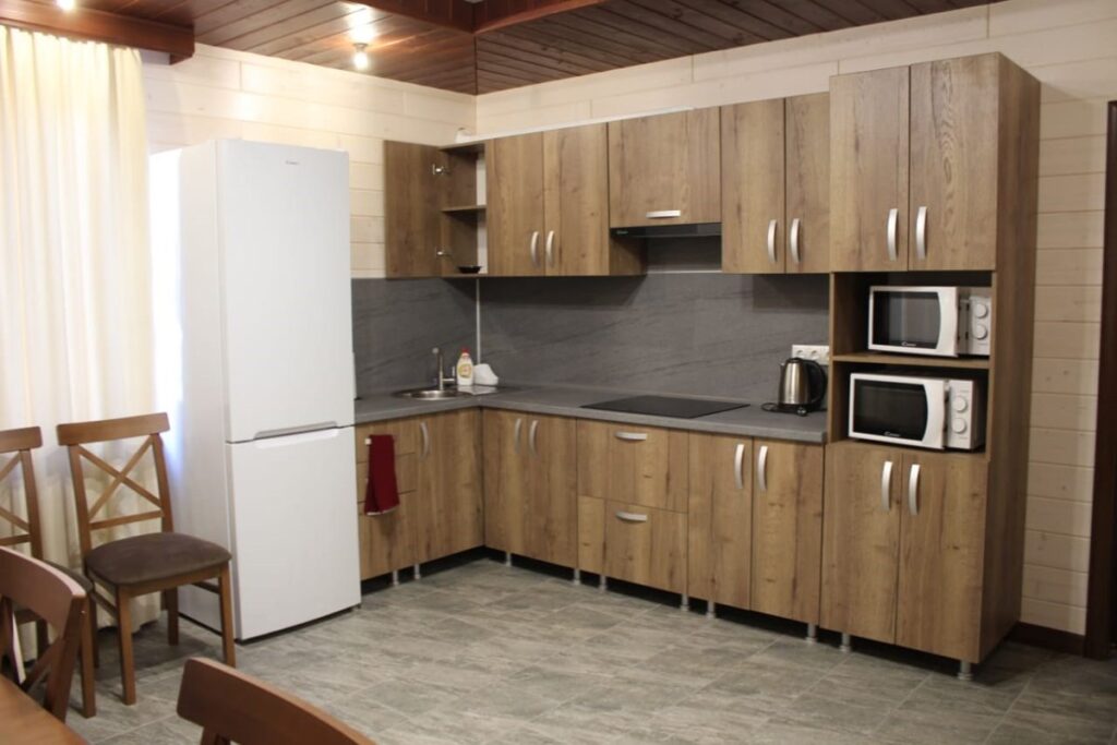 Шале №1 200 м² с семейным номером и беседкой до 10 гостей: кухня