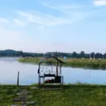 База отдыха Гордеево-Парк в Боровском районе, общий вид: озеро и беседка на берегу