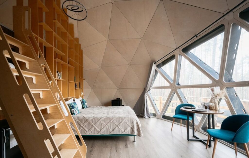 Купольная сфера 40 м² с панорамным окном до 4 гостей, Арт-глэмпинг «Mystic Hills»: кровать и столик у панорамного окна