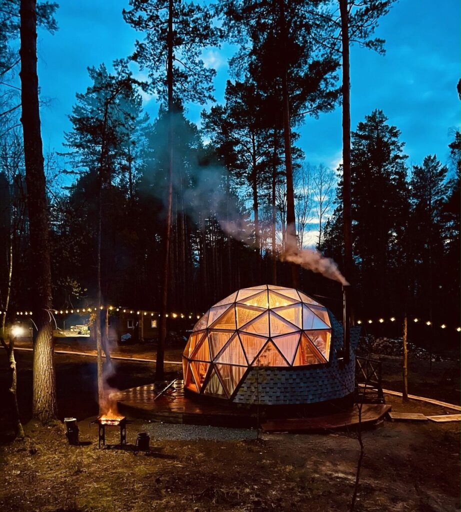 Стеклянный купол SFERA 360 с печью-камином до 4 гостей: купол вечером