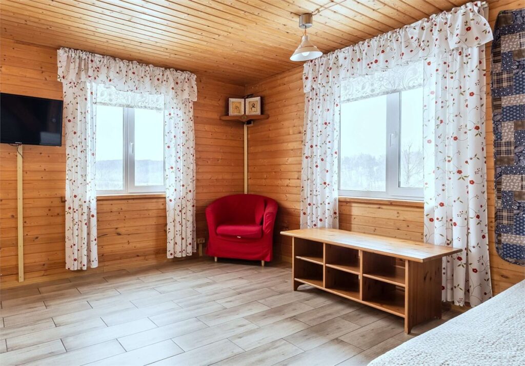 Двухэтажный дом 70 м² с тёплыми полами до 6 гостей, Ферма «Лукино» под Алексином: гостиная с диваном
