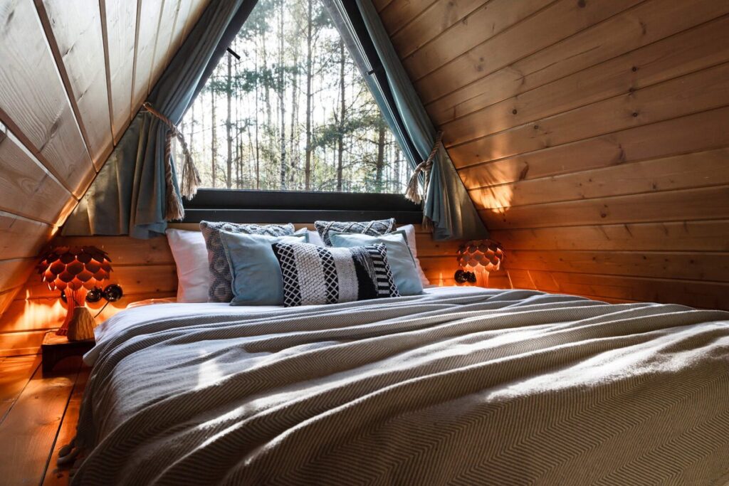 Треугольный A-frame 55 м² с ванной у панорамного окна и баней-бочкой до 4 гостей: спальня под скатом